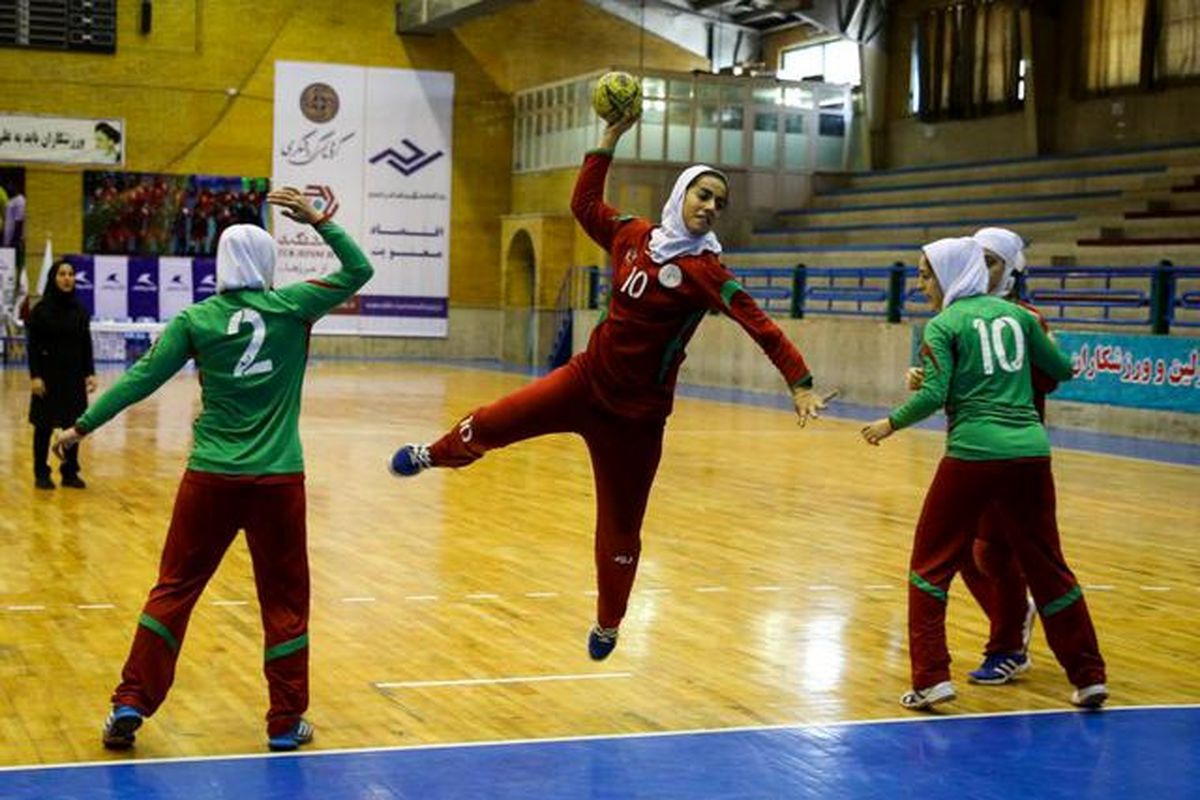 تیم هندبال هدف پویان جوان قم در اصفهان به دنبال برتری