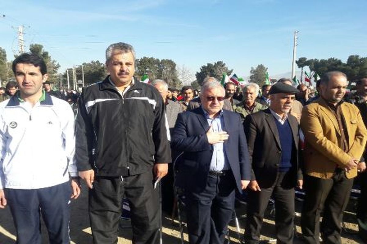 همایش پیاده روی گرامیداشت دهه فجر در روستای قشلاق ملارد برگزار شد