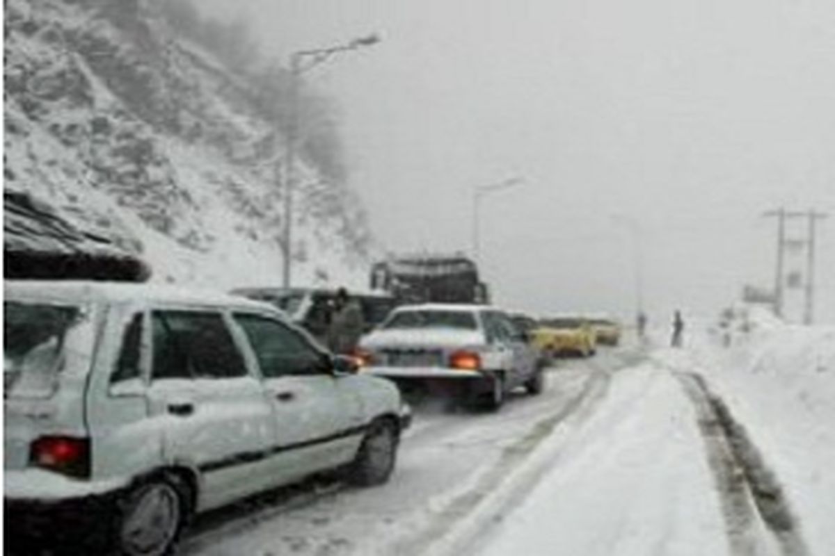 برف باعث ایجاد ترافیک در محورهای کوهستانی شد