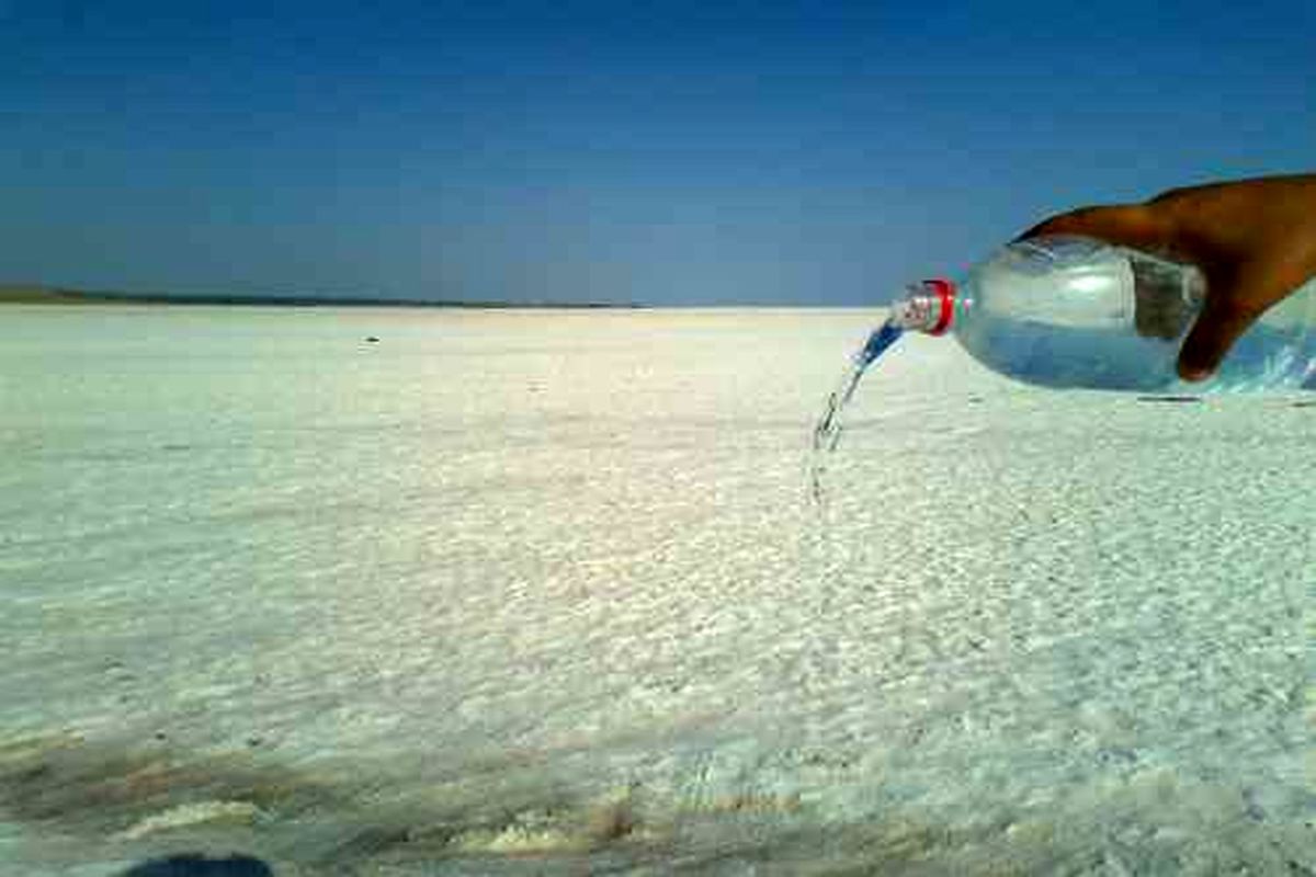 کاهش سطح تراز آب دریاچه ارومیه