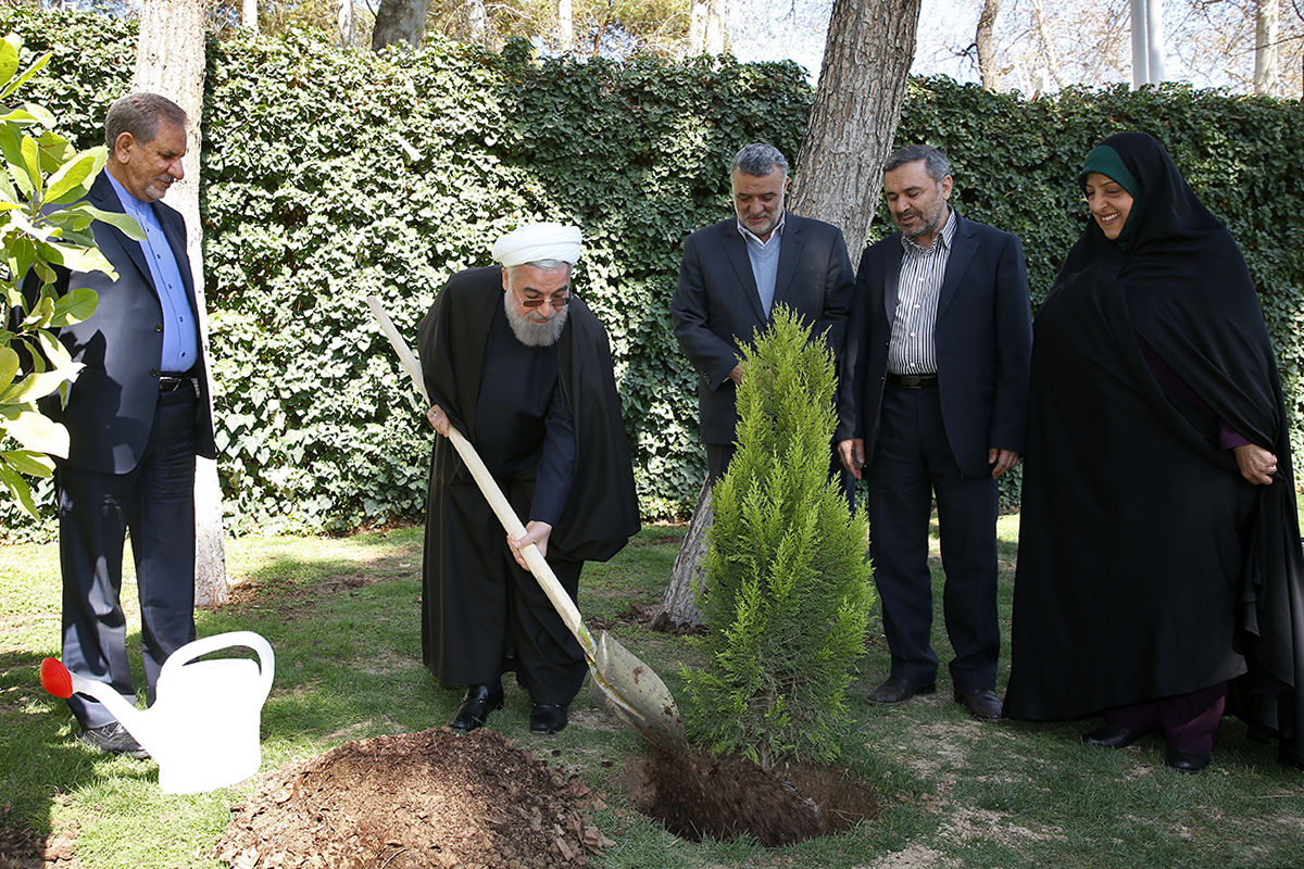 همگان در نهضت بزرگ حفاظت از محیط زیست و گسترش فضای سبز تلاش کنند