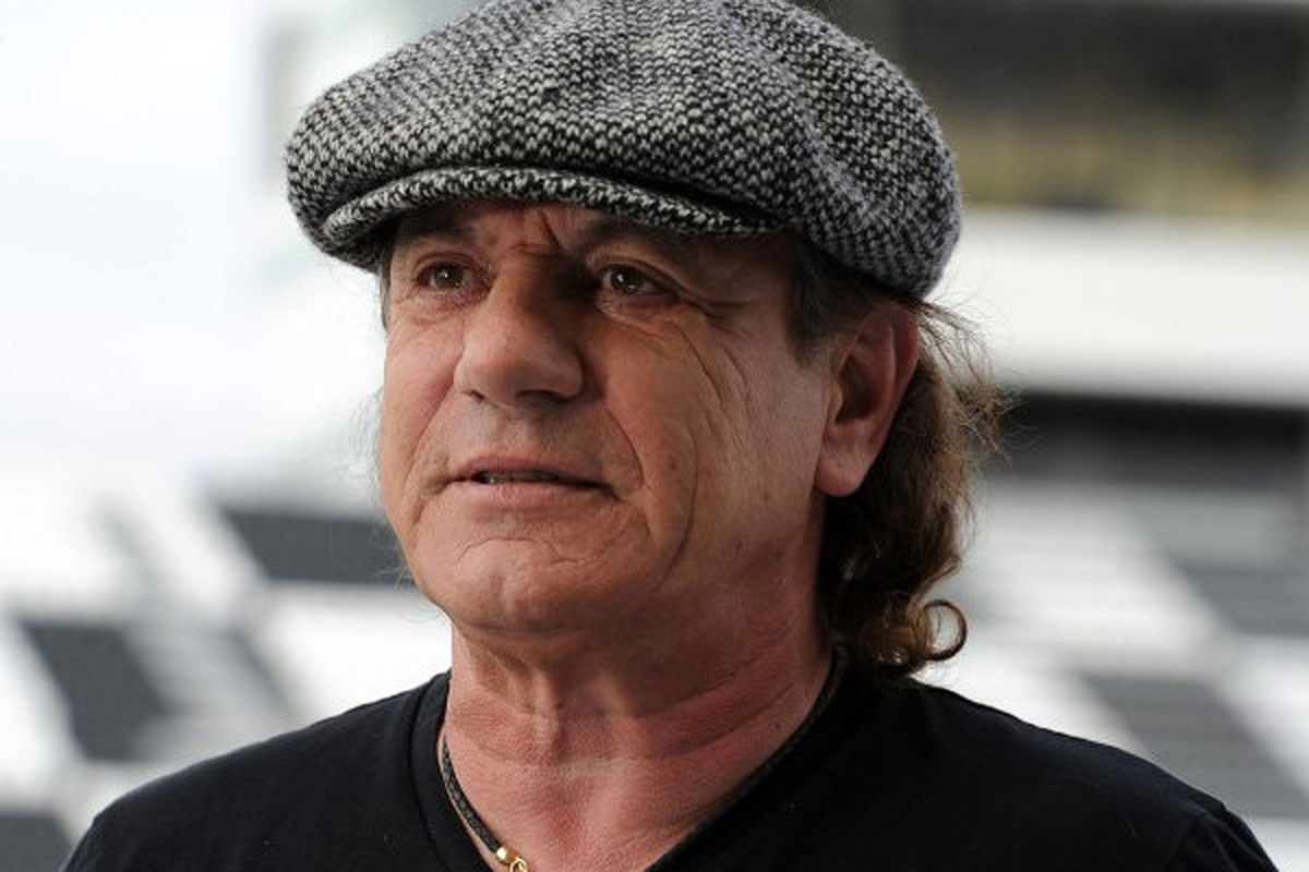 تعویق کنسرت گروه راک AC/DC به دلیل احتمال ناشنوا شدن خواننده‌اش