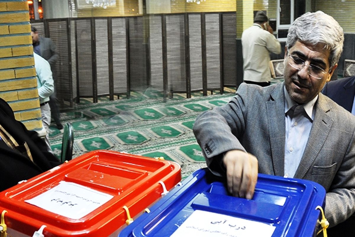 رئیس مرکز حوزه انتخابیه شهریار، قدس و ملارد، رای خود را به صندوق سیار شماره ۲۴۲ انداخت