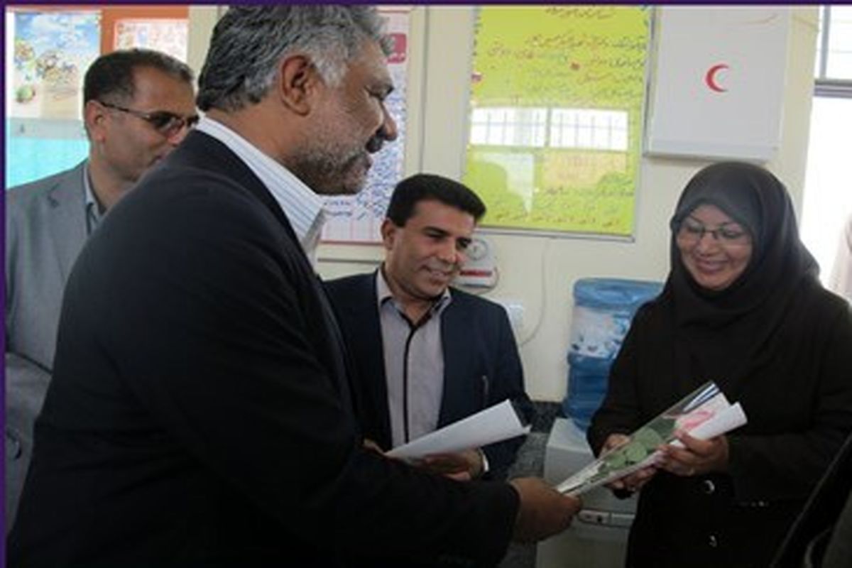 شهردار بندرعباس باحضور در مدارس آموزش وپرورش ناحیه دو از معلمین تجلیل کرد