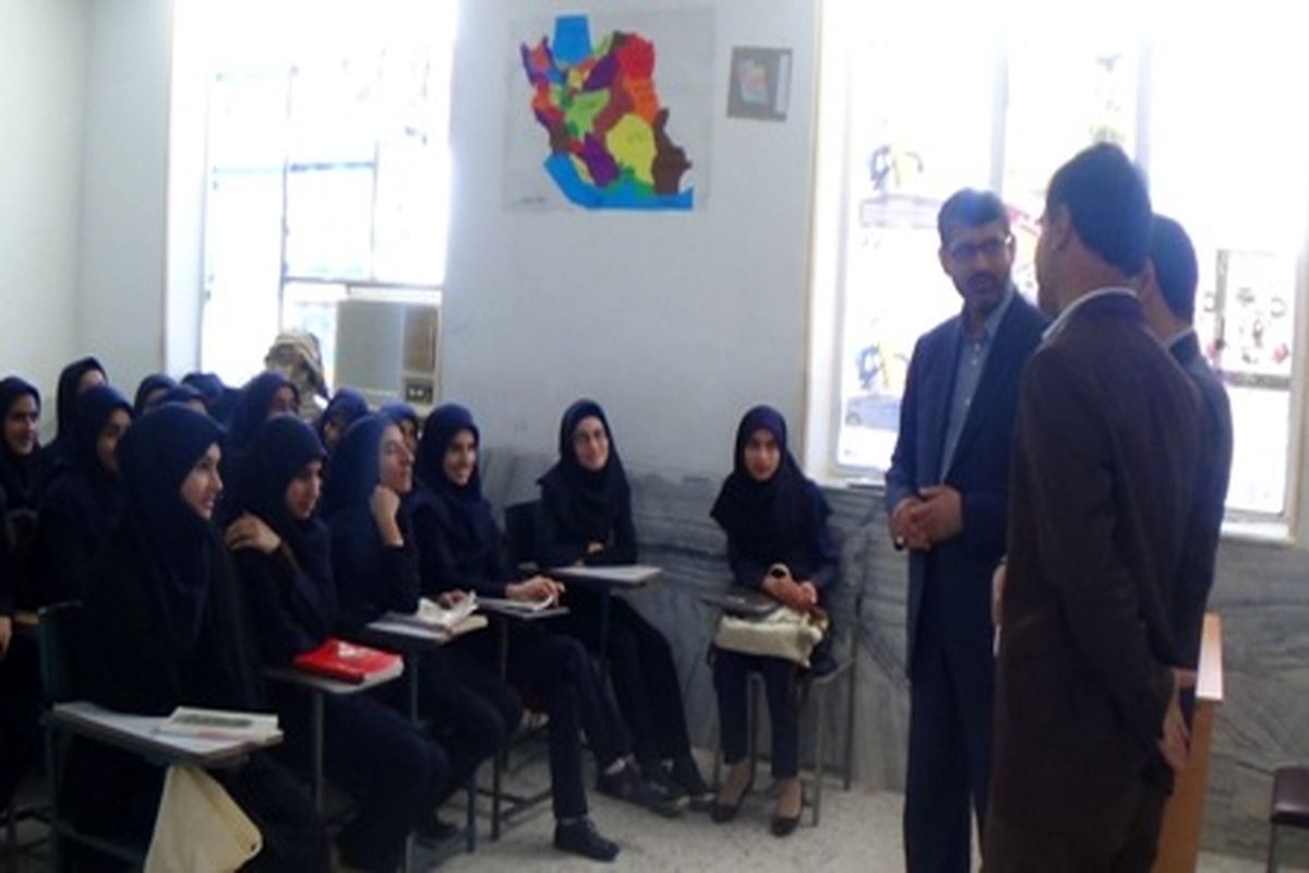معاون وزیر و رئیس سازمان نهضت سواد آموزی از مدارس منوجان بازدید کرد
