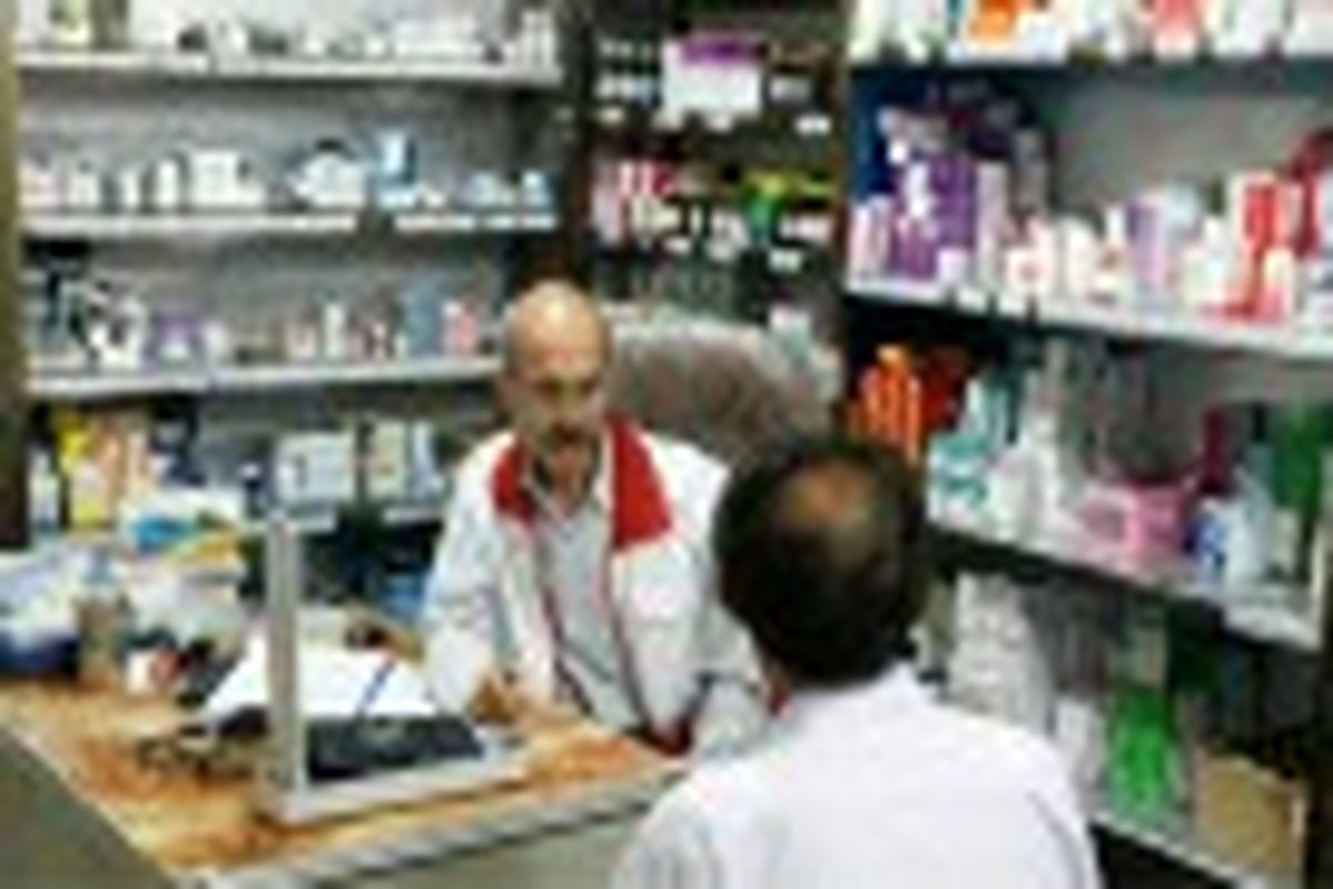 مراجعه روزانه ۳۰۰ زائر و ارائه داروهای رایگان به بیماران در نجف