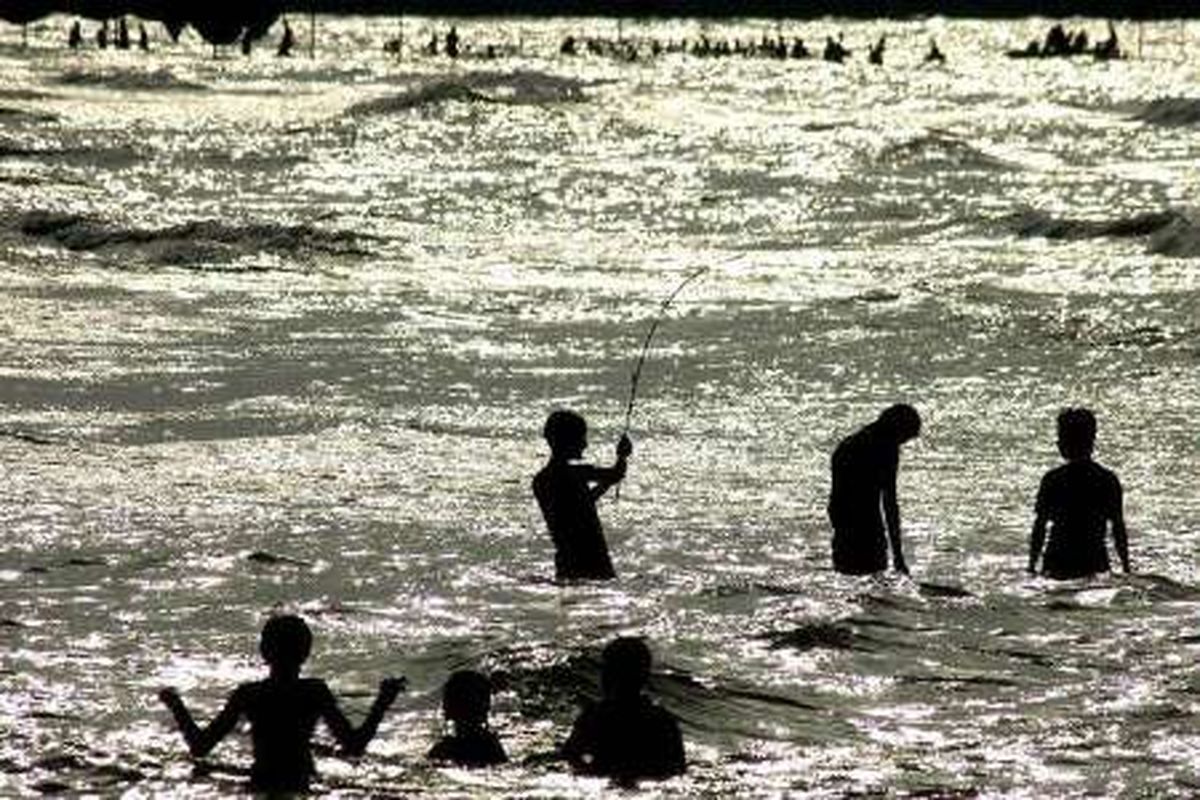 منجیان غریق ۳۰ نفر را از خطر غرق شدگی در سواحل رودسر نجات دادند