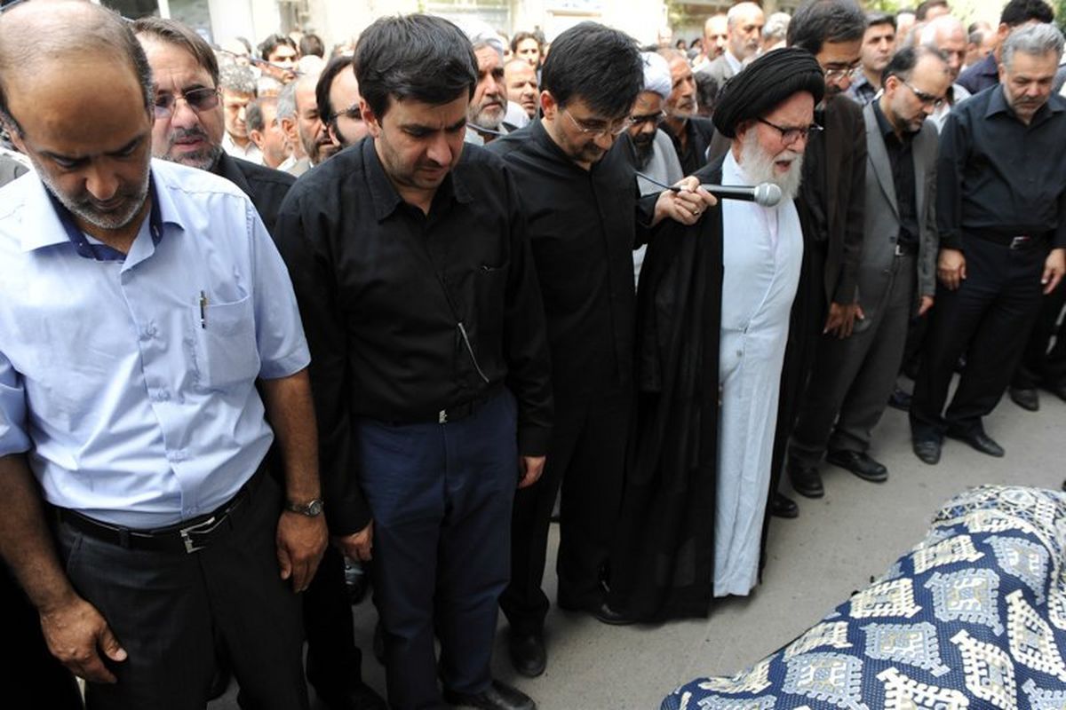 پیکر والده دکتر احمدی تشییع شد