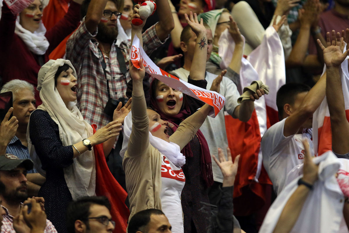 شادی و پایکوبی مردم همدان بعد از برد والیبالیست های ایران برابر قهرمان جهان