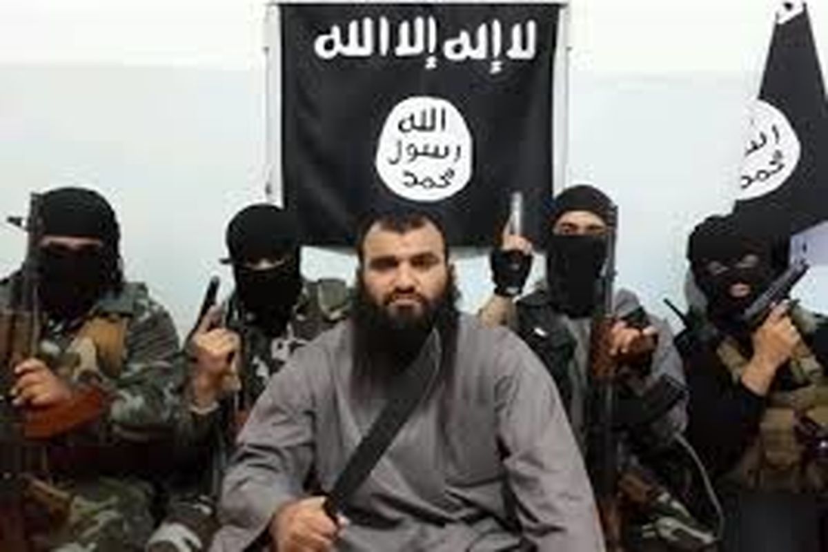 جلاد چاق داعش در حال گردن زدن+عکس