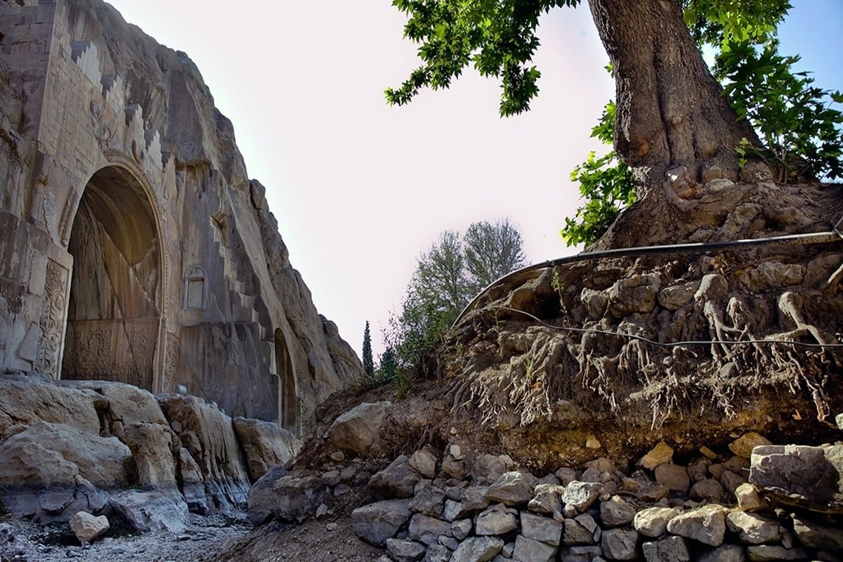 چشمه‌های طاق‌بستان در آخرین ساعات عمر خود جریان معکوس یافته‌‍اند