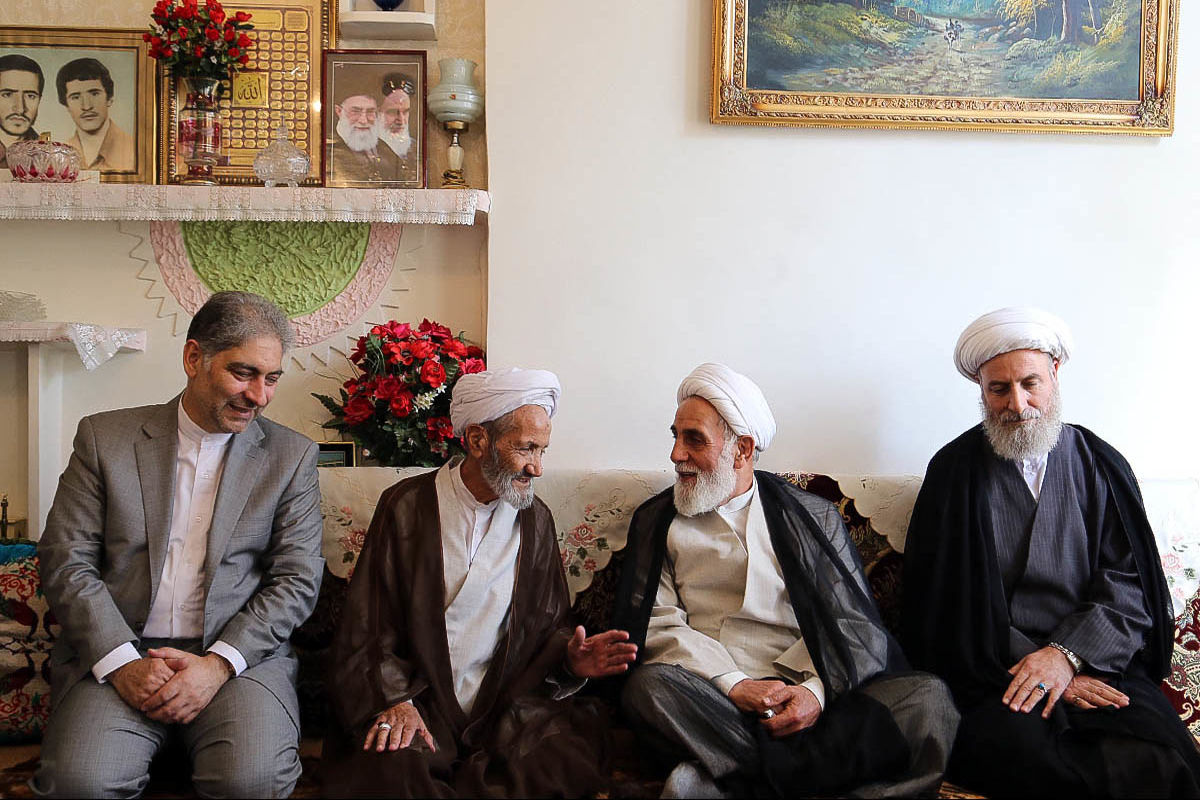 حجت‌الاسلام ناطق نوری با خانواده شهیدان واعظ قراملکی دیدار کرد