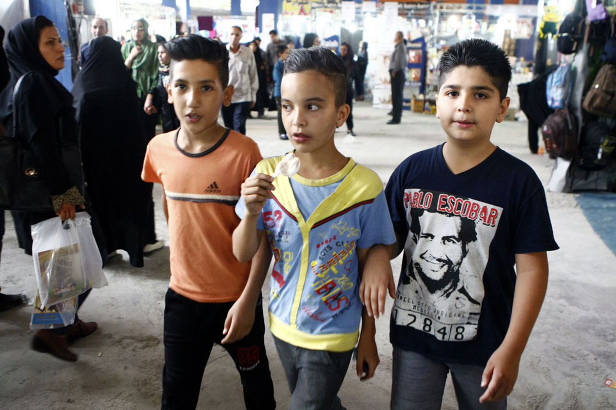 دانش‌آموزان در پیچ‌وخم نمایشگاه در تکاپوی خرید ملزومات مدرسه