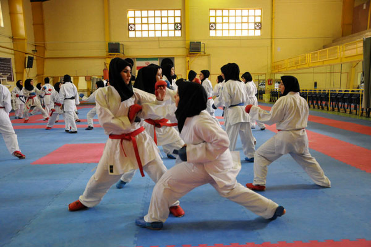 بانوان آبادانی قهرمان مسابقات کاراته شدند