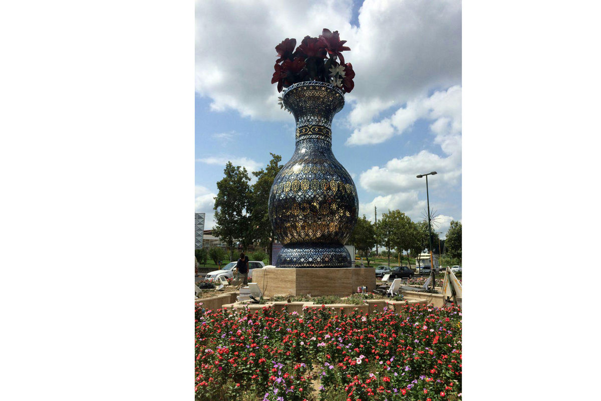 بزرگترین گلدان فلزی ایران در لاهیجان نصب شد