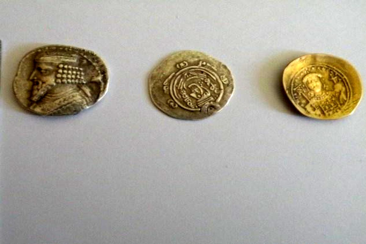 کشف سکه های عتیقه، جاسازی شده در پژو