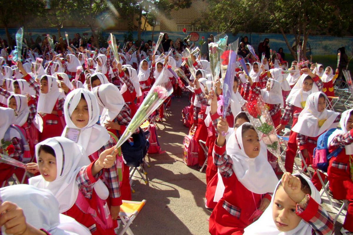 صدها نوآموز شهر قدسی  به استقبال آغاز سال تحصیلی جدید رفتند