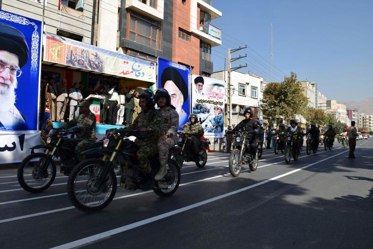 مراسم رژه نیروهای مسلح مستقر درغرب استان تهران برگزار شد