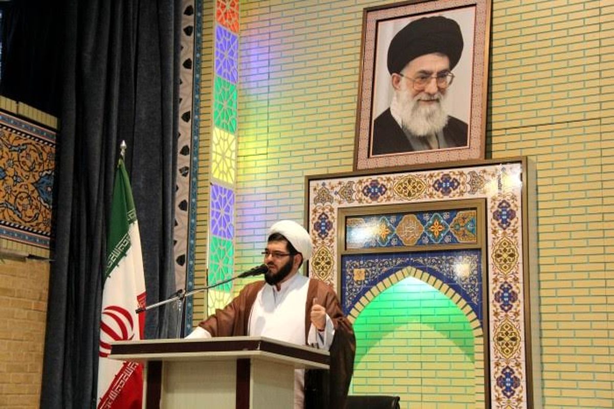 رهبری همواره چتر حمایتی خود را بر سر مسئولان برافراشته اند