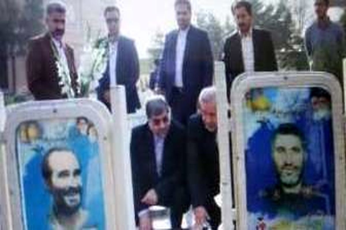 علی جنتی وزیر فرهنگ و ارشاد  اسلامی وارد گلستان شهدا شد