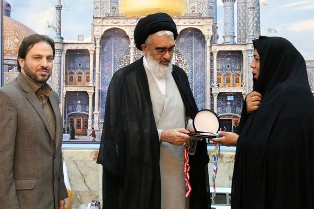 ورزشکار قمی مدال‌های خود را به آستان حضرت معصومه(س) اهدا کرد