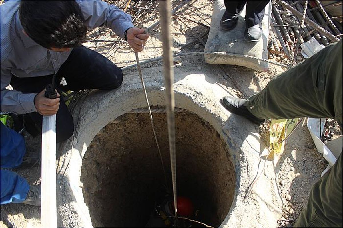 نجات دو کارگر چاهکن از عمق ۳۰ متری چاه