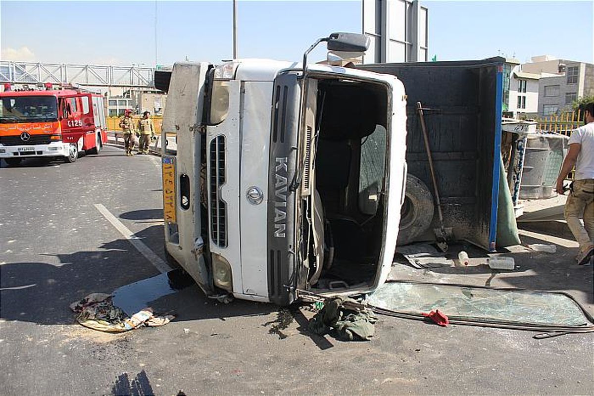 واژگونی یک دستگاه کامیونت در بزرگراه امام علی