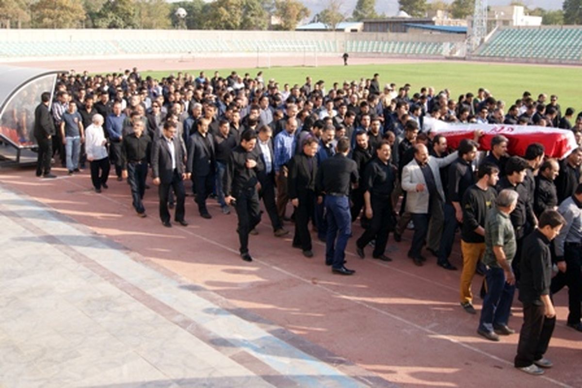 خداحافظی ابدی عزیزدردانه فوتبال لرستان در ورزشگاه تختی با فوتبال