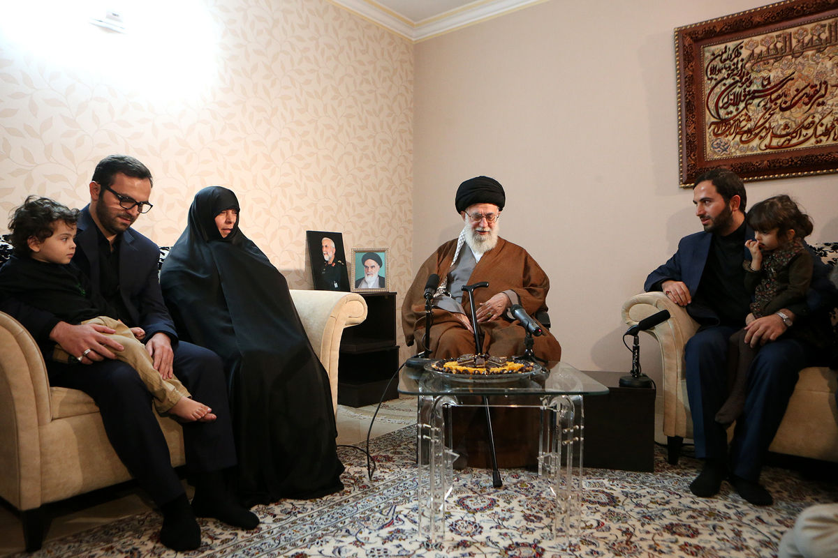 حضور رهبر انقلاب در منزل سردار شهید همدانی