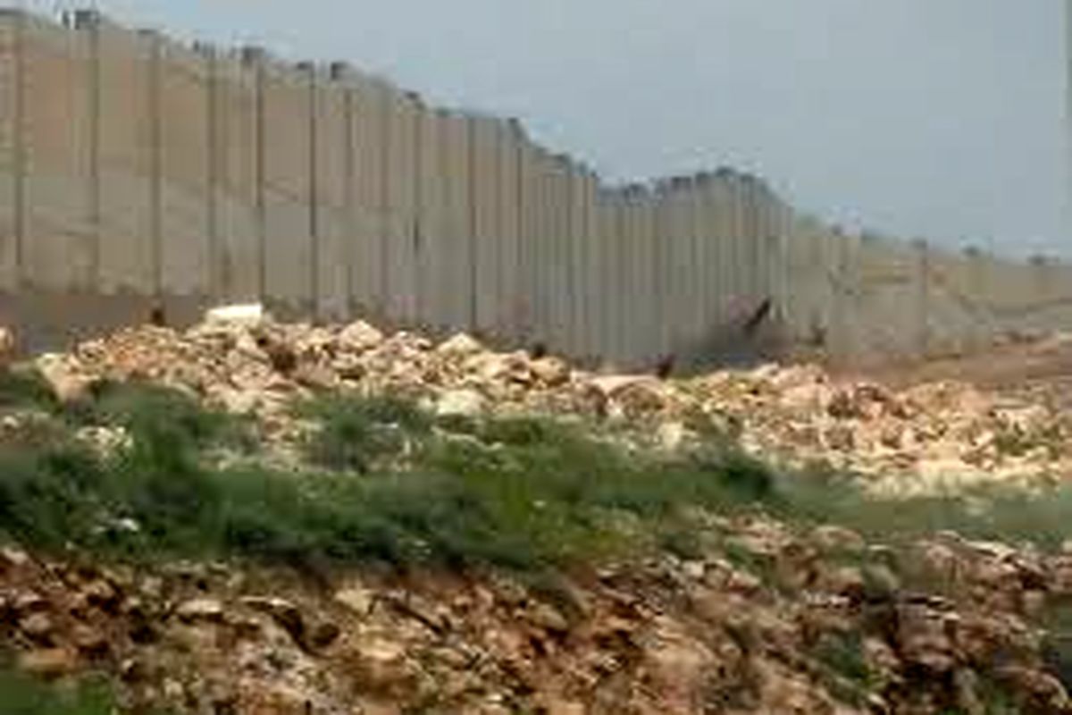 صهیونیست ها دیوار های بتونی در شرق بیت المقدس نصب کردند