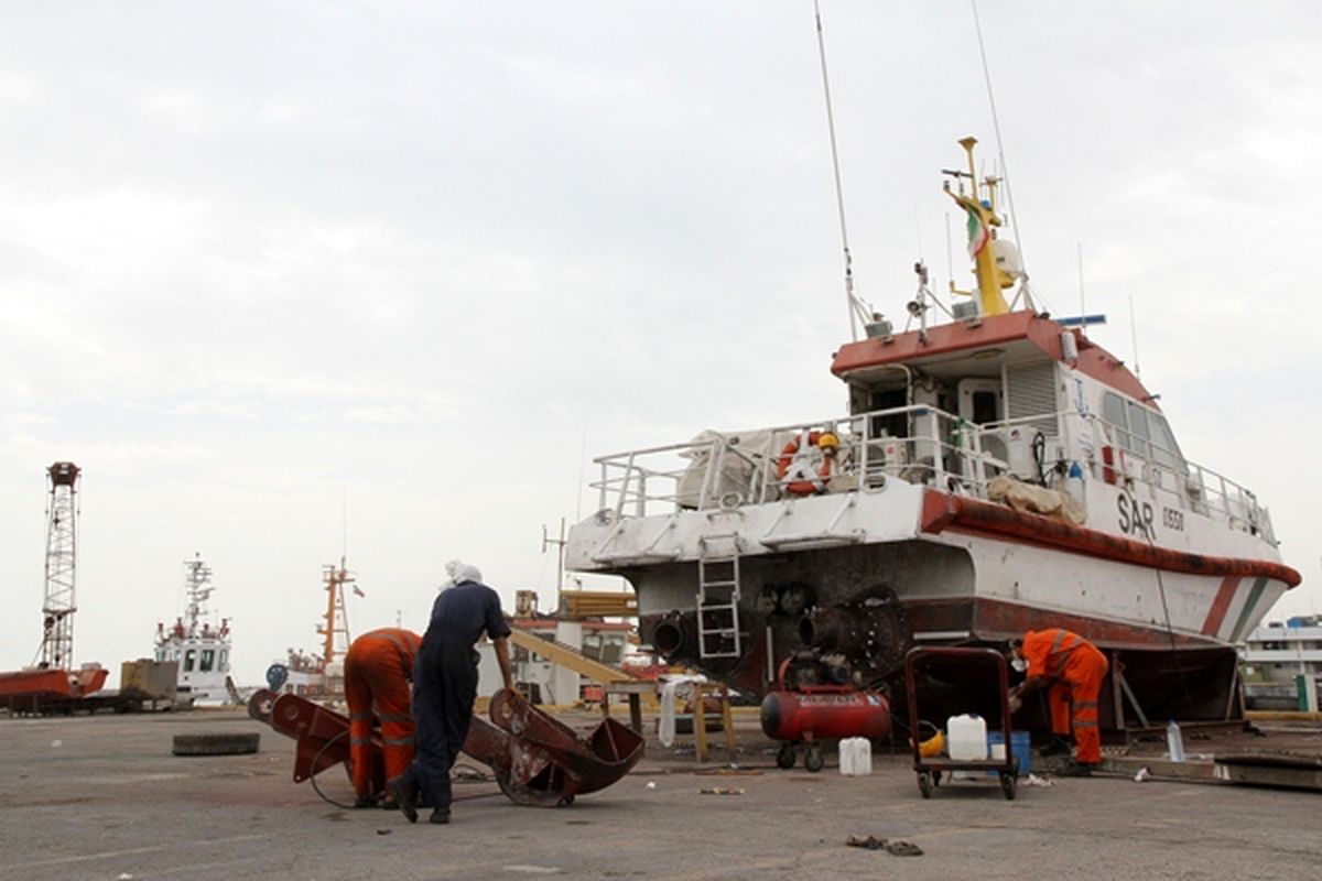 تعمیرات شناورهای خدماتی توسط متخصصان داخلی در بندر شهید رجایی