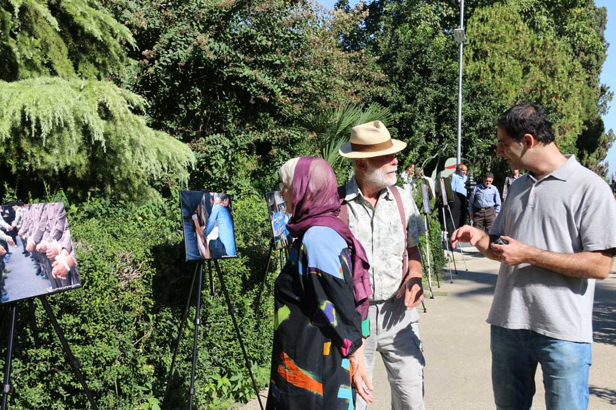 بازدید گردشگران آلمانی و دانمارکی از نمایشگاه عکس شهدای غواص در پارک ملت