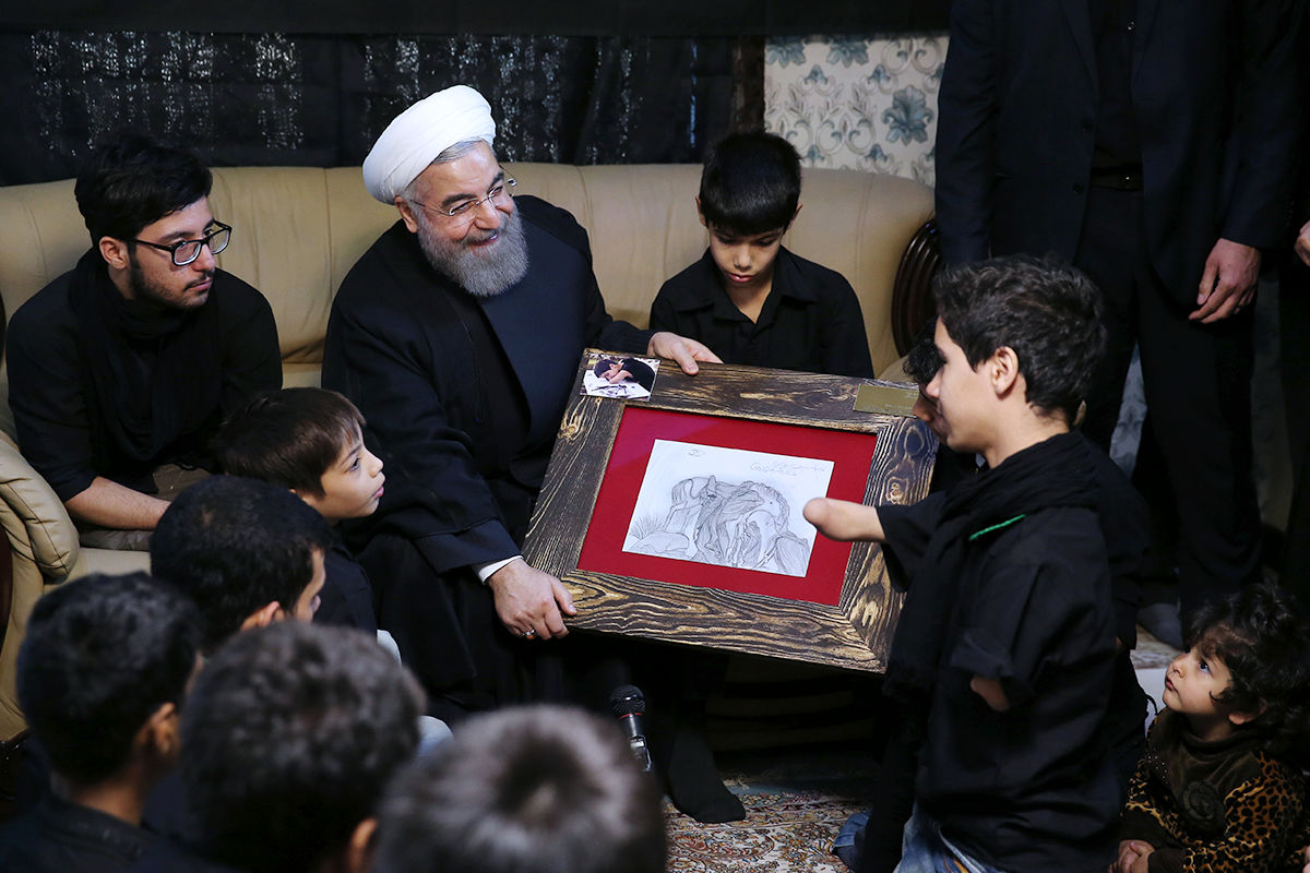عزاداری روحانی در جمع نوجوانان و جوانان/ نقاشی خلاقانه نوجوان در دستان رییس جمهوری