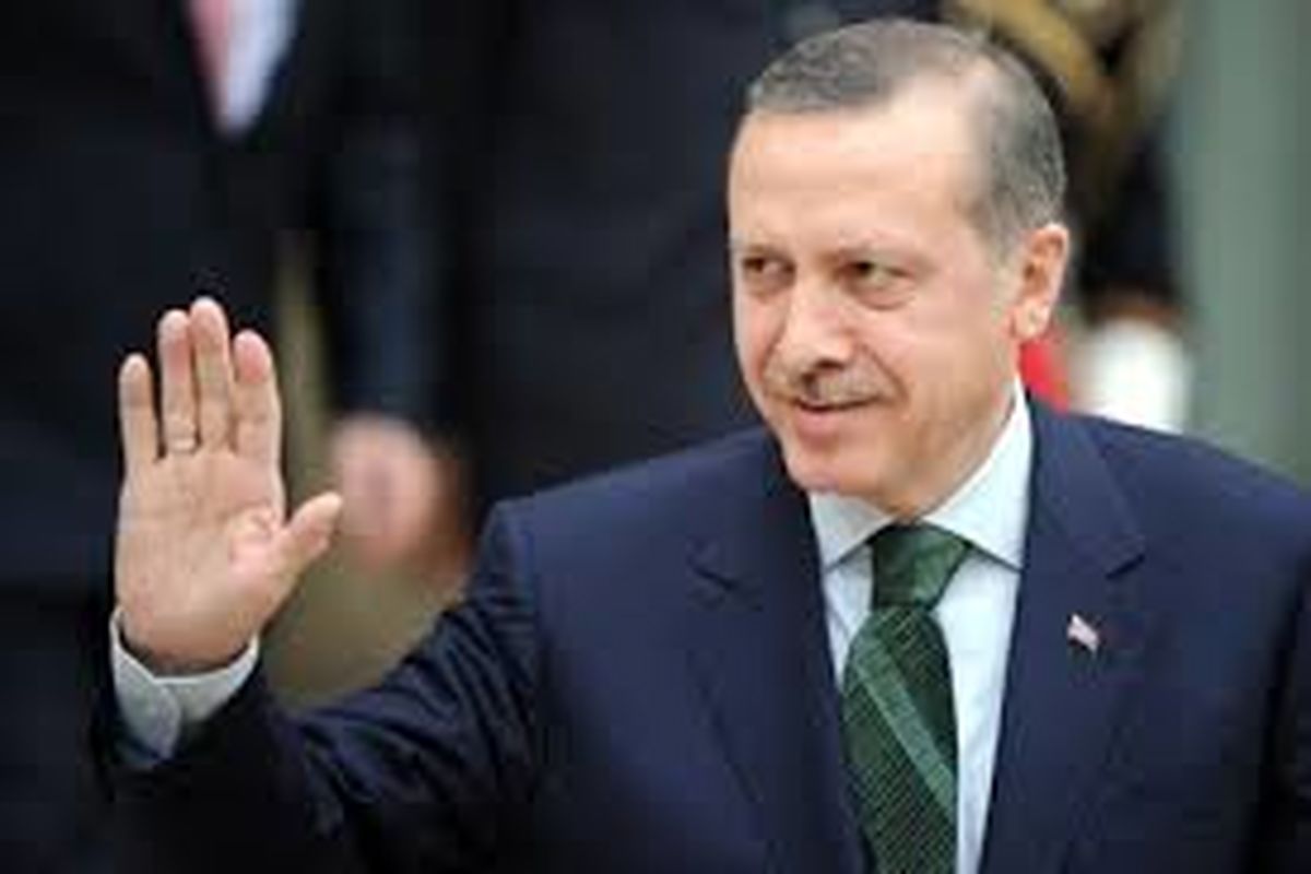 حزب اردوغان در آستانه تشکیل دولت قرار گرفت/ داود اوغلو پیروزی حزبش را جشن گرفت