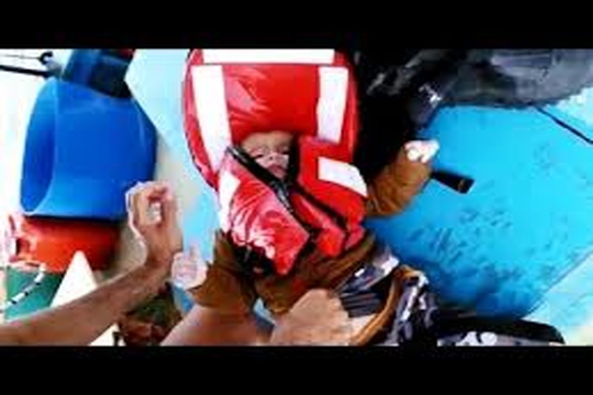 نجات کودک ۱۸ ماهه از دریای اژه