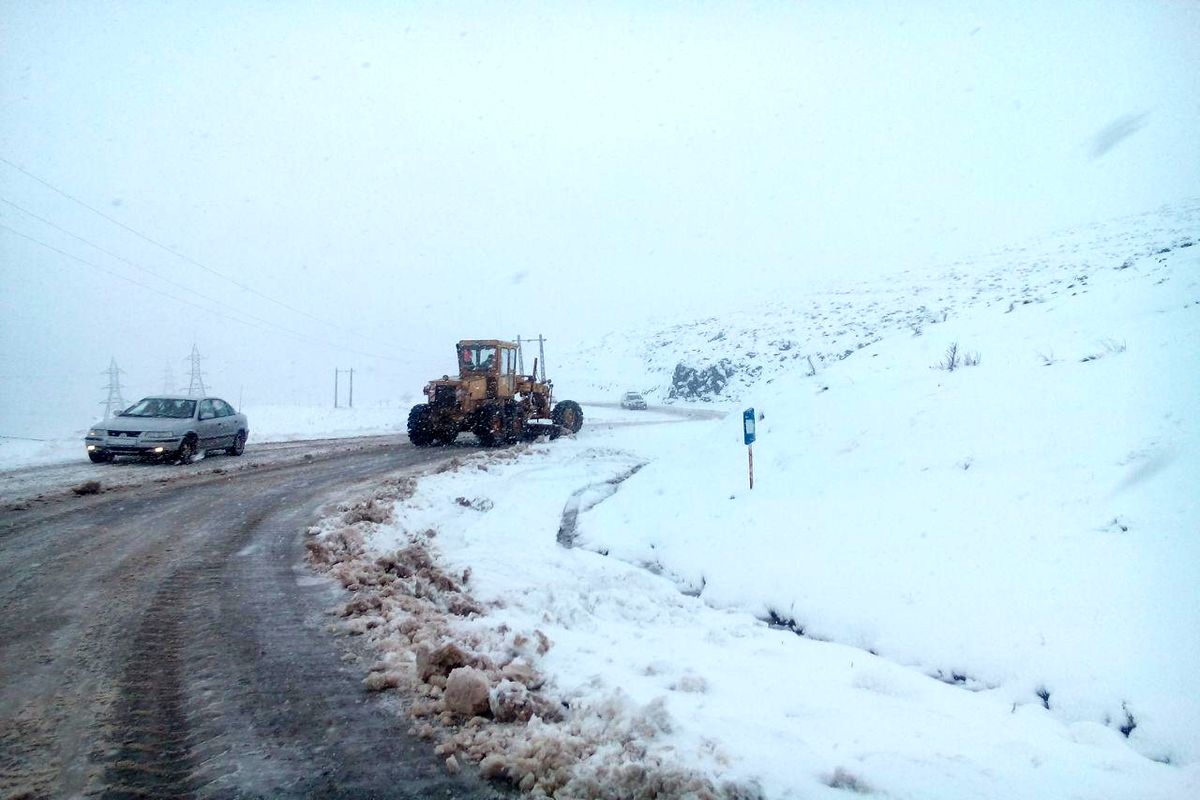بارش برف جاده های منطقه الموت را سفیدپوش کرد