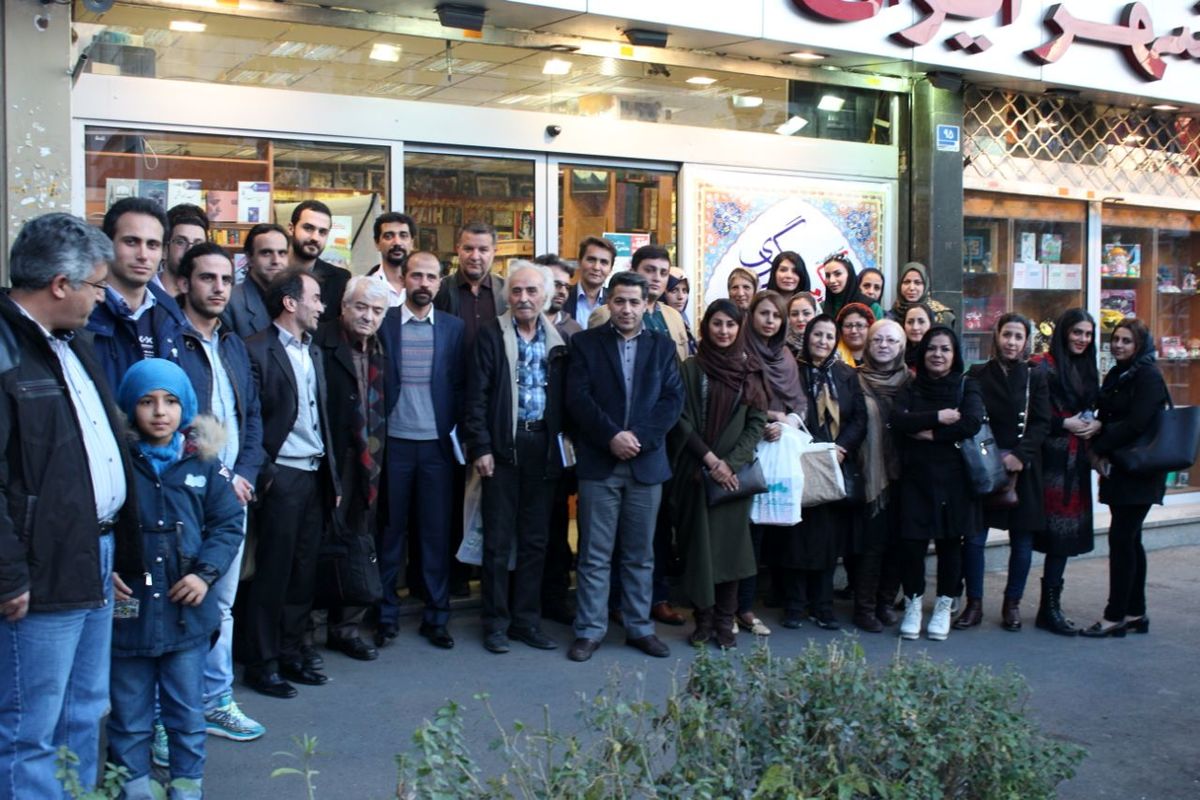 دو گروه تلگرامی با هدف کمک به کودکان بی سرپرست به کتابشهر ایران در خیابان بهارستان مراجعه کردند