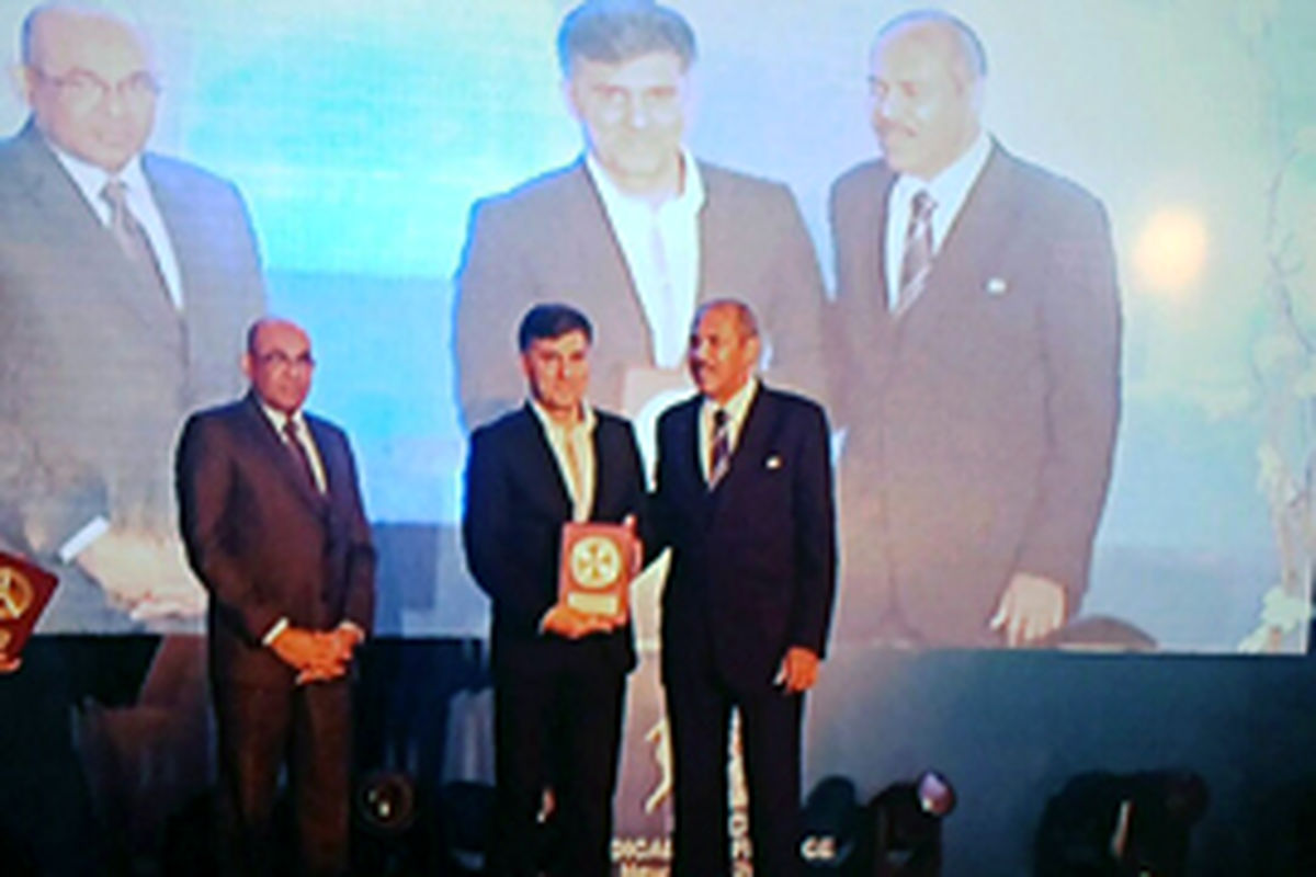 دکتر خانلری جایزه پزشکی کنفدراسیون فوتبال آسیا را دریافت کرد