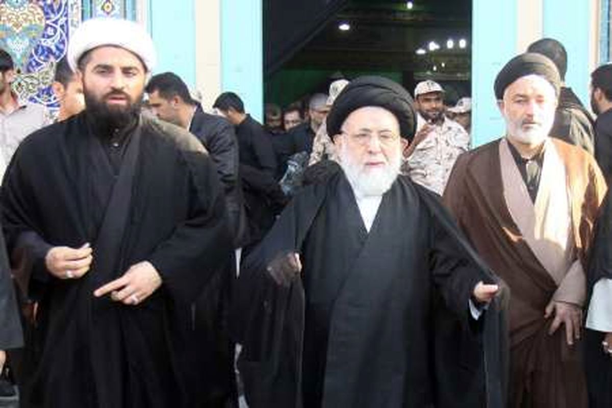 حضور آیت الله شفیعی در فرمانداری اهواز برای ثبت نام در انتخابات مجلس خبرگان