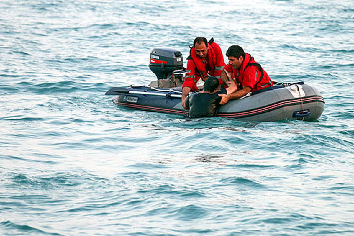 نجات سرنشینان قایق موتوری سانحه دیده در دهانه تنگه هرمز