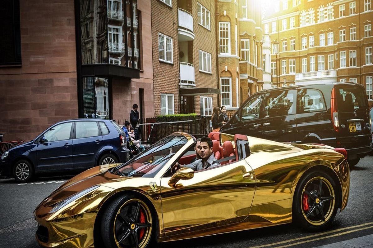 گران ترین ماشین با روکشی عجیب در خیابان ها