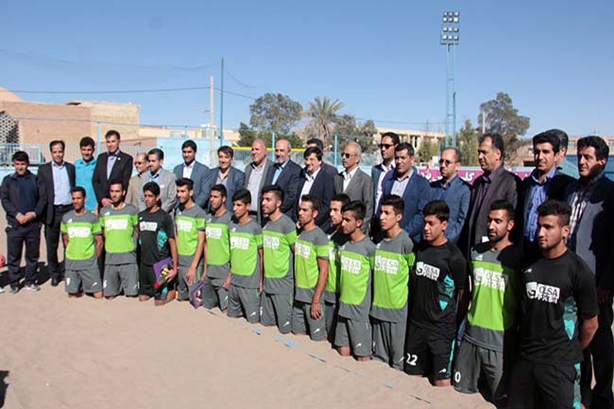 وزیر ورزش و جوانان میهمان ویژه تمرین تیم فوتبال ساحلی گلساپوش یزد