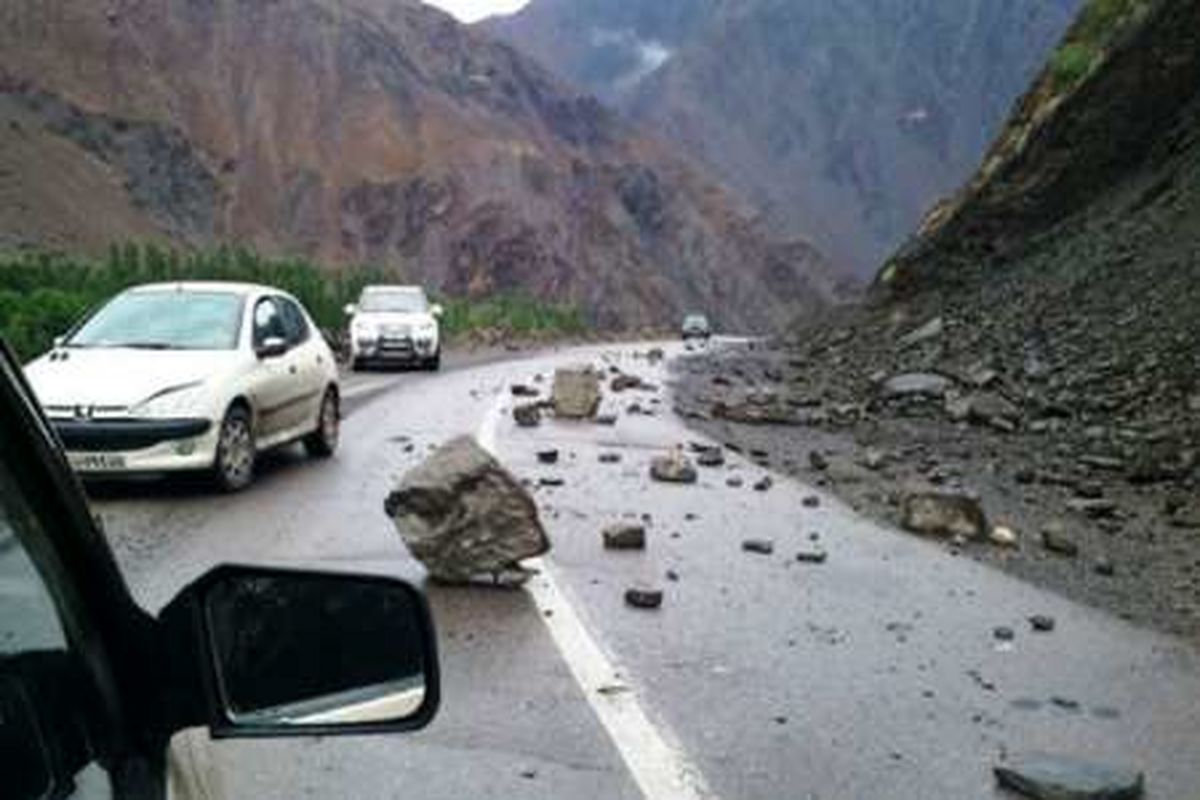 جاده ایلام - صالح آباد در پی ریزش کوه مسدود شد / رانندگان از جاده قدیم تردد کنند