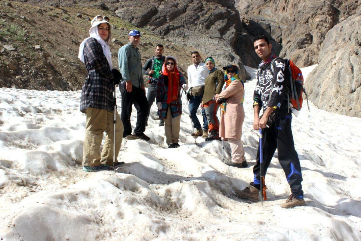 صعود گروه کوهنوردی سفید کوه ازنا و لاله های واژگون خرم آباد به اشترانکوه