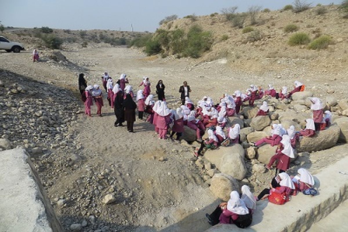 دانش آموزان بندرعباسی از سد سنگی و ملاتی گیشان شرقی بازدید کردند