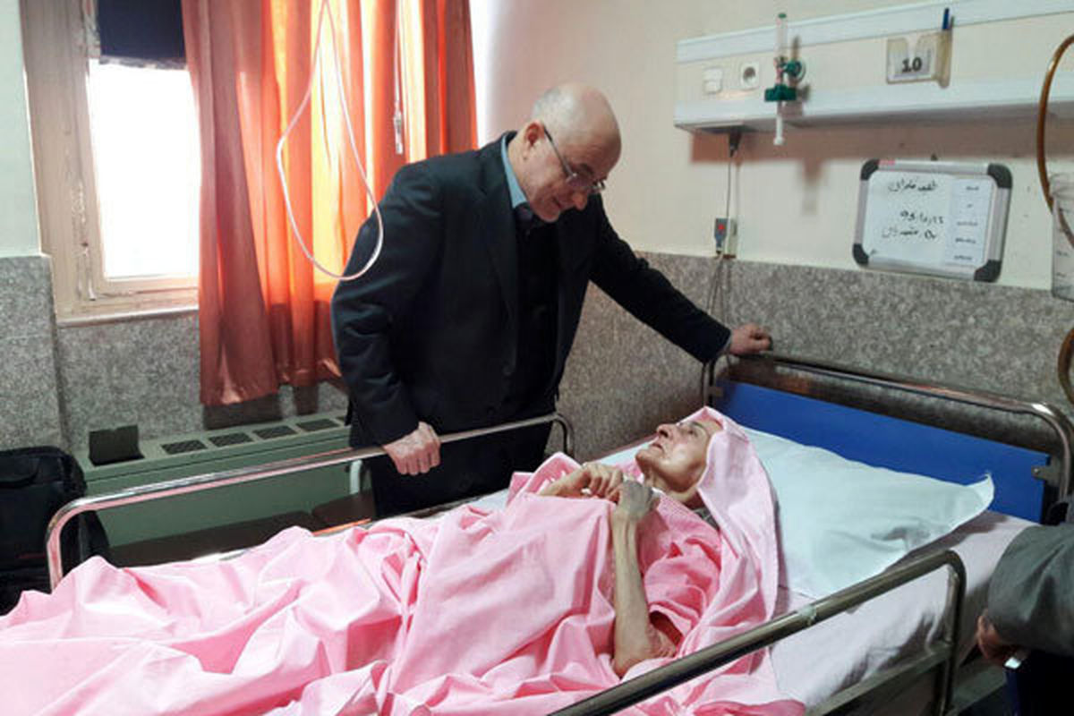 عیادت معاون وزیر ارشاد از طلیعه کامران در بیمارستان