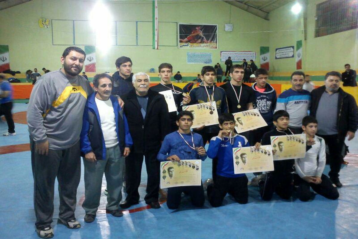 قهرمانی تیم کشتی آزاد نوجوانان بروجرد در مسابقات چندجانبه  یادواره جهان پهلوان تختی در شهریار