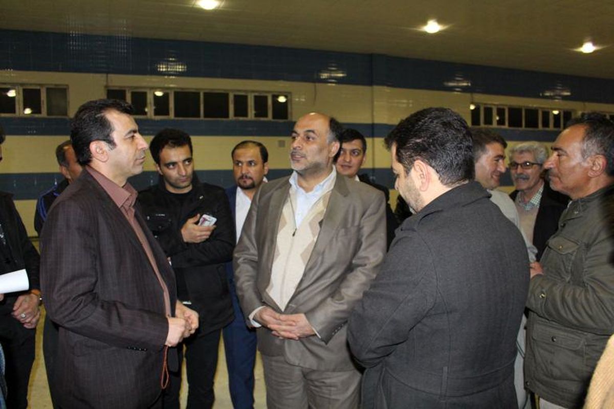 مدیرکل طرح و برنامه وزارت ورزش و جوانان از استخر سرپوشیده دیواندره بازدید کرد
