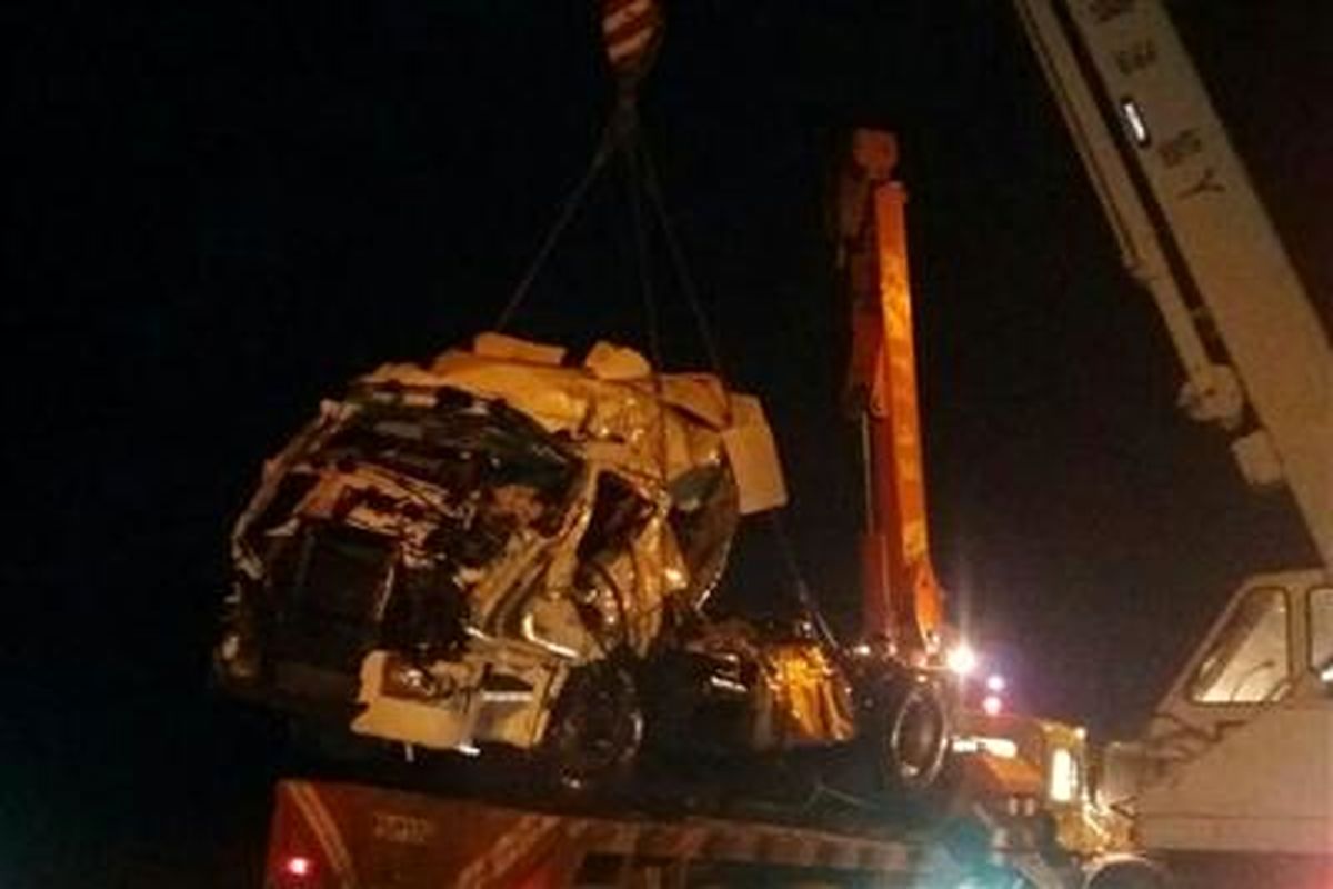 نجات جان راننده تریلر سقوط کرده به داخل دره در اطراف سنندج