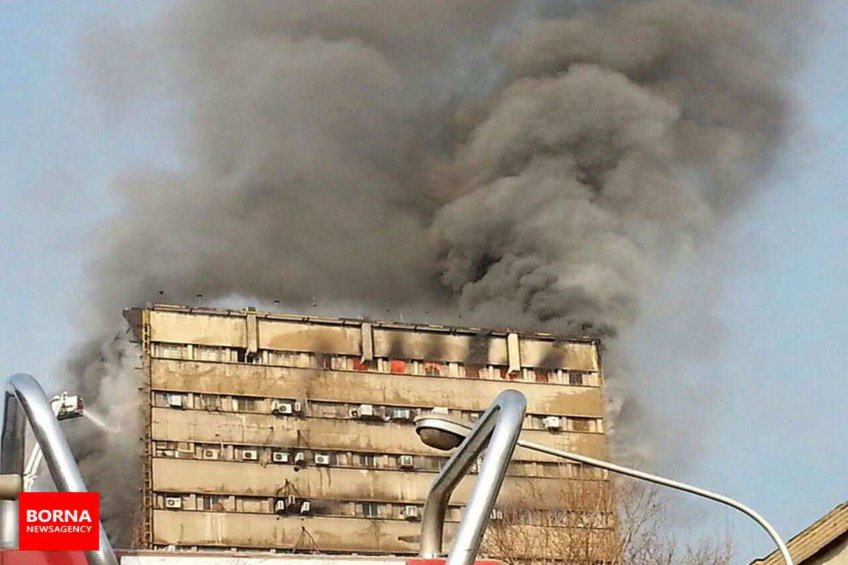 شعله های آتش در طبقه آخر ساختمان پلاسکو/ ببینید